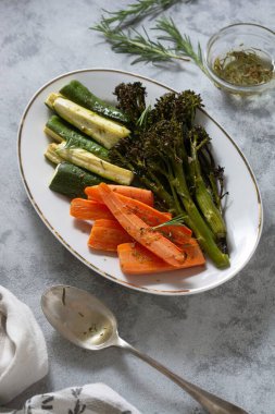 Kızarmış sebze, brokoli, havuç, kabak. Sağlıklı beslenme, sağlıklı beslenme. görünümü kapat