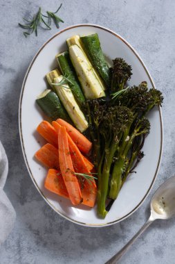 Kızarmış sebze, brokoli, havuç, kabak. Sağlıklı beslenme, sağlıklı beslenme. görünümü kapat