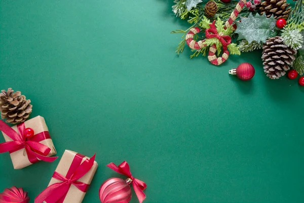 圣诞绿色背景 配有冬季装饰 礼品盒 冷杉枝条 松果和红色灌木丛 复制空间 — 图库照片