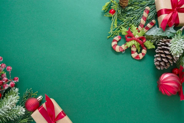 Weihnachtsgrüner Hintergrund Mit Winterschmuck Geschenkschachteln Tannenzweigen Tannenzapfen Und Roten Kugeln — Stockfoto