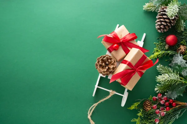 Trineo Con Regalos Navidad Decoraciones Invierno Fondo Verde — Foto de Stock