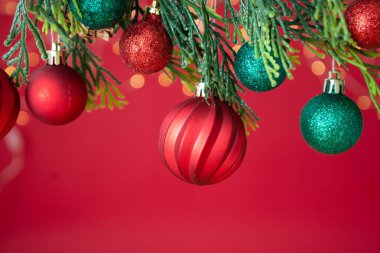 Noel tebrik kartı, kışın süslenmiş kırmızı tatil sezonluk model arka plan. Metin için alanı kopyala.