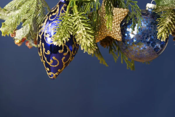 Noel Tebrik Kartı Mavi Arka Plan Süs Eşyaları Metin Için — Stok fotoğraf