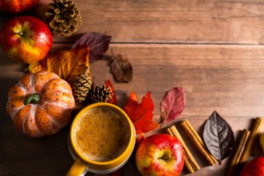 Sıcak içecek, elmalı ve tarçınlı sıcak sonbahar kahvesi, portakal kabakları, ahşap kırsal arka plan..