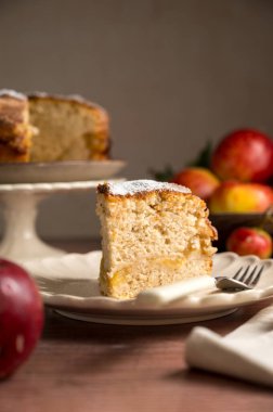 Tarçınlı ev yapımı elmalı pasta, ahşap arka plan, hayat tarzı karamsar yemek fotoğrafı..
