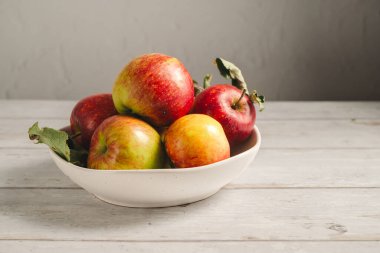 Bahçeden kırmızı elmalar, kâse yaşam tarzı, üst manzara. Sonbahar soyut gıda geçmişi. Boşluğu kopyala.