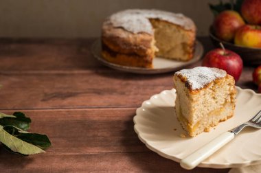 Tarçınlı ev yapımı elmalı pasta, ahşap arka plan, yaşam tarzı, kopyalama alanı