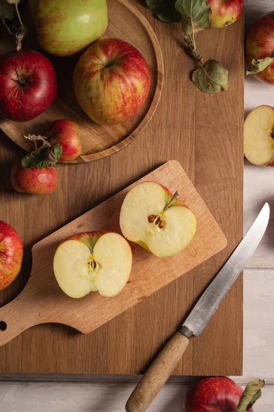 Kırmızı elmalar, ahşap bir kesme tahtasının üzerinde dilimlenmiş, yaşam tarzı, üst manzara. Sonbahar soyut gıda arkaplanı