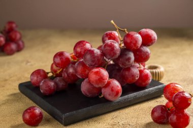 Kahverengi tarafsız arka planda pembe üzümler, sonbahar hasat konsepti