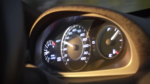 Dashboard in de auto. Snelheidsmeter en bewegen, met licht lekken. 3D-rendering, animatie. — Stockvideo