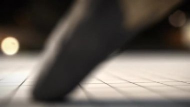 Bir kalem ile güçlü basarak tatili. Yakın çekim. 4k.