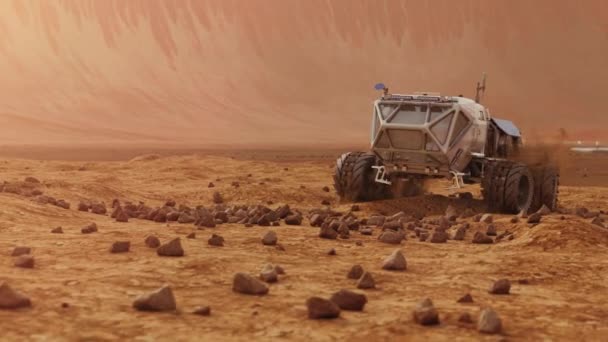 Rover rijdt op het oppervlak van Mars. Sterrenschip op de achtergrond 4K 3D animatie — Stockvideo