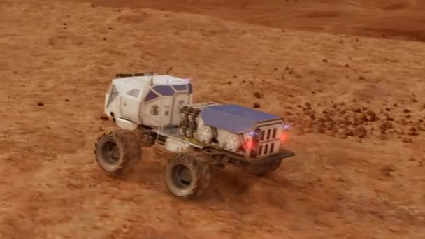 Le rover martien traverse la surface rocheuse, observant la base des colons à l'intérieur du cratère. Images 4K — Video