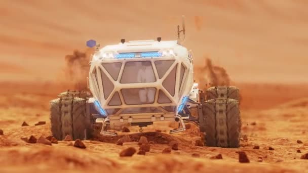Rover cavalga sobre a superfície áspera rochosa da cratera marciana. Filmagem 4K — Vídeo de Stock