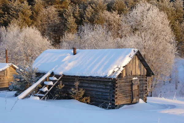 Landsgape Inverno Com Casa Madeira Neve Profunda Luz Solar Quente — Fotografia de Stock