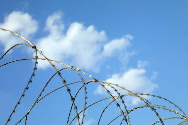 Güvenlik çitlerinin dikenli telleri ya da korumalı bölge bölgesi, metniniz için boşluklu özgürlük kavramı