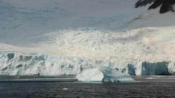 Schöner Eisberg Der Antarktis — Stockvideo