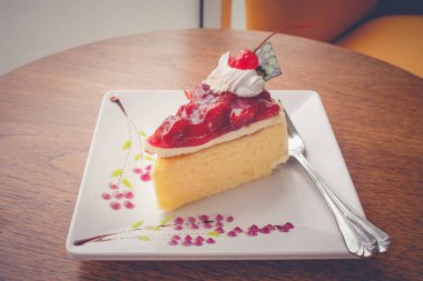 Beyaz tabağa koy çilek peynir pasta tatlı, reçel ile süsleyin. (Seçici odak)