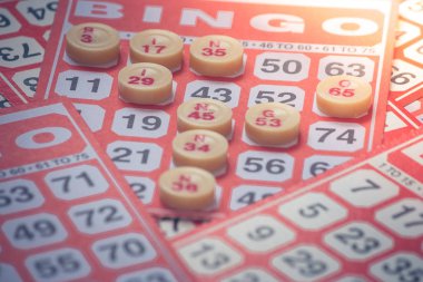 İş başarı kavramı: Kırmızı bingo kartı ile beyaz arka plan üzerinde izole kırmızı küçük parça.