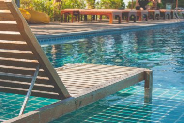 Blbackground, defne, beach, güzel, mavi, köprü, sahil, şafak, liman, cennet, tatil, ufuk, ada, yolculuk, lagün, göl, manzara, ışık, doğal, okyanus, açık ahşap daybed, cennet, yol, yakın huzurlu, pieue su Yüzme Havuzu. (Seçici odak)