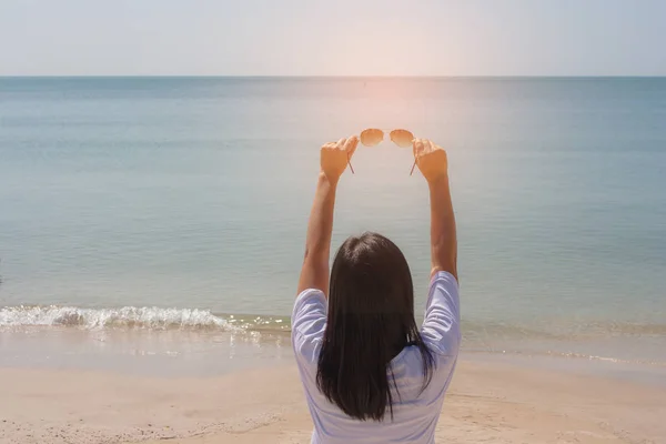 Sommerurlaub Und Urlaubskonzept Frau Steht Sandstrand Sie Hält Eine Sonnenbrille — Stockfoto