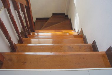 Ahşap merdiven veya townhouse merdiven mimarisi. (Seçici odak)