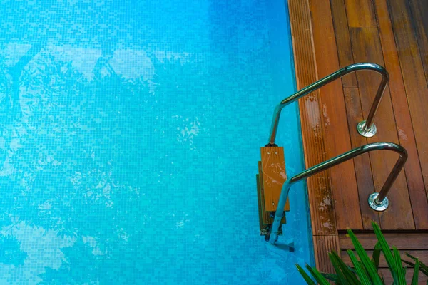 Bovenaanzicht Van Blauw Water Zwembad Met Pak Bars Ladder Omringd — Stockfoto