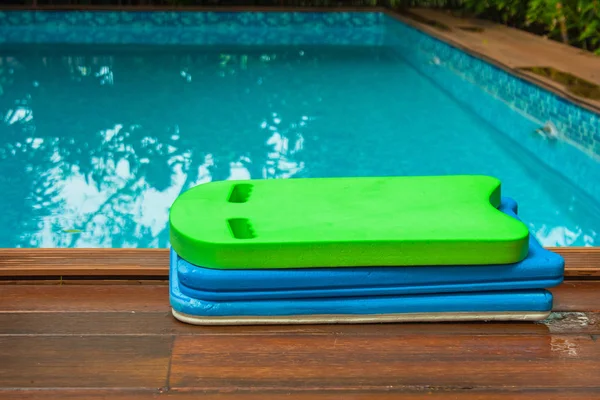 Stapel Van Kleurrijke Zwemmen Schuim Bestuur Zet Rand Van Zwembad — Stockfoto