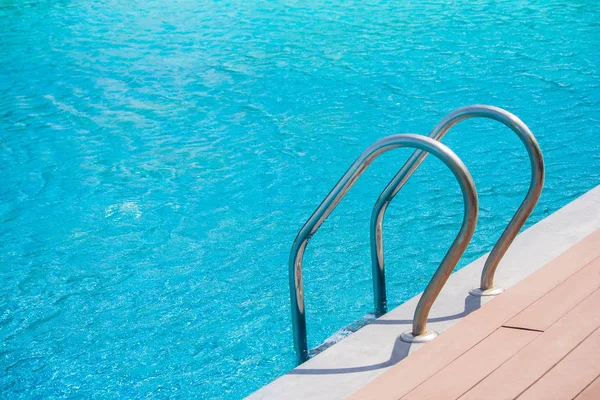 Feche Escada Barras Agarrar Com Água Azul Piscina Fundo Foco — Fotografia de Stock