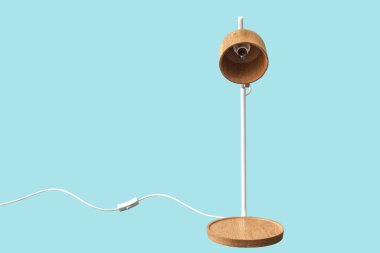 Ahşap masa lambası veya fener modern tarzı üzerinde mavi arka plan izole. (Seçici odak)