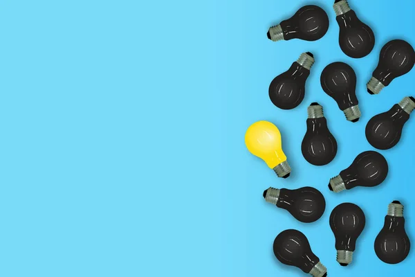 商业创意和理念概念 黄色灯泡位于蓝色背景周围的许多黑色灯泡 — 图库照片