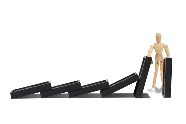 商业多米诺骨牌效果概念 木图人体模型保护一排失败的多米诺骨牌孤立在白色背景 — 图库照片