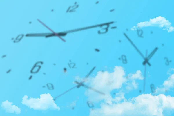 Koncepcja Zarządzania Czasem Wiele Zegarów Różnym Czasie Latania Błękitnym Niebie — Zdjęcie stockowe
