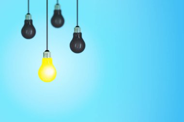 İş fikir kavramı: mavi arka plan ile tavana asılı diğerleri siyah ampul bir sarı ampul.