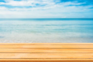 Bulanık arka plan ile boş ahşap masa soyut görüntü.