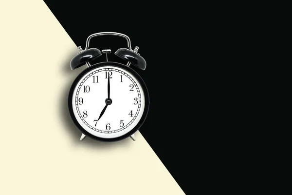 Reloj Despertador Negro Retro Aislado Sobre Fondo Medio Gris Negro — Foto de Stock