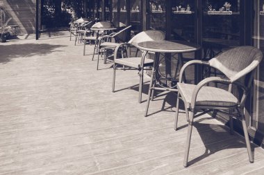 Soyut siyah-beyaz tablo ve sandalye yer sıra restoran veya kahve kafe dışında ahşap teras üzerinde görüntü.