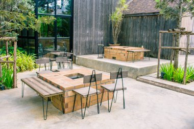 Açık dış tasarım konsepti: restoran veya kahve kafesi dışında terasta masa ve sandalye yeri.