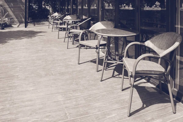 Soyut siyah-beyaz tablo ve sandalye yer sıra restoran veya kahve kafe dışında ahşap teras üzerinde görüntü.