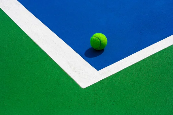Зелений Падає Підлогу Майже Білих Ліній Відкритого Синього Тенісного Корту — стокове фото