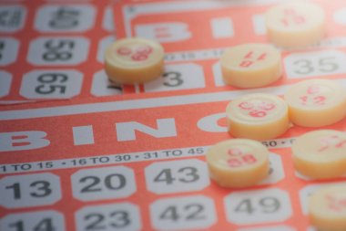 İş Konsepti : Vintage tarzı kırmızı çip ile kırmızı bingo kartı. (Seçici odak)