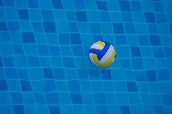 Pássaro Vista Voleibol Flutuando Água Azul Piscina Foco Seletivo — Fotografia de Stock