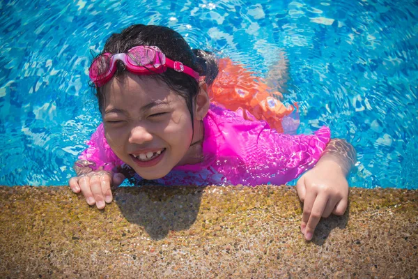 Vacaciones Verano Concepto Vacaciones Felicidad Sonrisa Asiática Linda Niña Siente — Foto de Stock