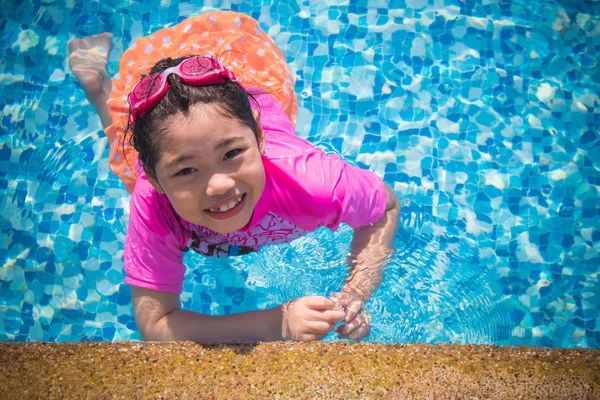 Vacaciones Verano Concepto Vacaciones Felicidad Sonrisa Asiática Linda Niña Siente — Foto de Stock