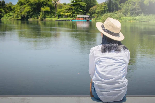 Allein Asiatische Frau Tragen Webmütze Und Weißes Hemd Mit Sitzen — Stockfoto