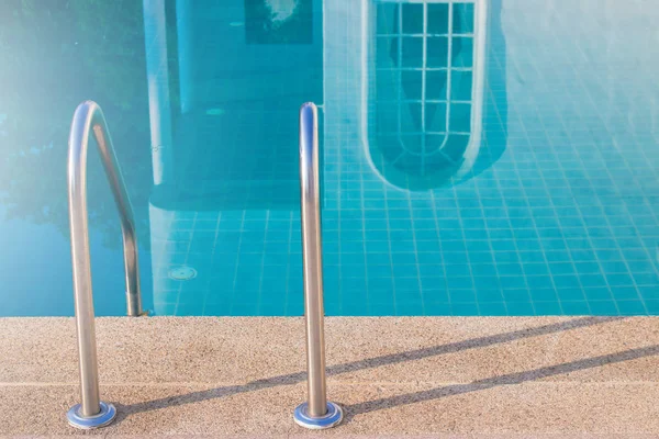 Nahaufnahme Haltestangen Leiter Mit Blauem Wasser Schwimmbad Hintergrund Selektiver Fokus — Stockfoto