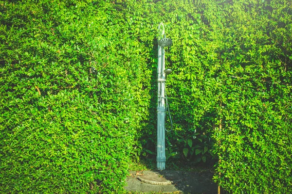 Chuveiro Inoxidável Livre Cercado Por Árvores Verdes Para Tomar Banho — Fotografia de Stock