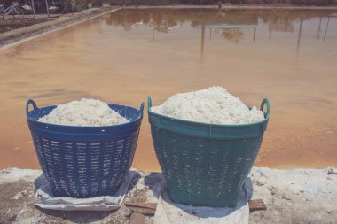 Tayland kırsal tuz gölü kenarında su buharlaşma yeri için plastik sepet içinde beyaz tuz kapatın.