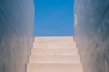 Binanın dışında duvarla çevrili beyaz beton merdiven mimarisi. (Seçici odak)