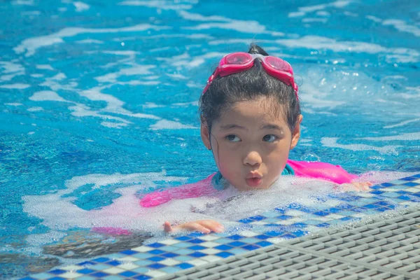 Vacaciones Verano Concepto Vacaciones Felicidad Asiática Linda Niña Siente Divertida — Foto de Stock